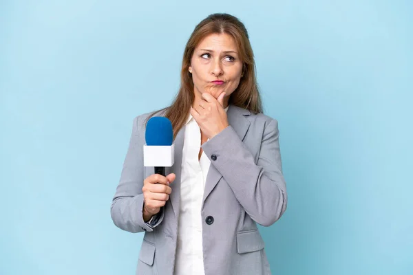 Mujer Presentadora Televisión Mediana Edad Sobre Fondo Azul Aislado Que — Foto de Stock