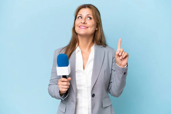 Presentadora Televisión Mediana Edad Mujer Sobre Fondo Azul Aislado Apuntando — Foto de Stock