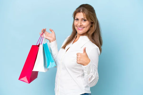Medelålders Kaukasiska Kvinna Isolerad Blå Bakgrund Håller Shoppingväskor Och Med — Stockfoto