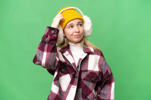 Junge Engländerin Trägt Wintermütze Über Isoliertem Hintergrund Mit Zweifeln Und — Stockfoto