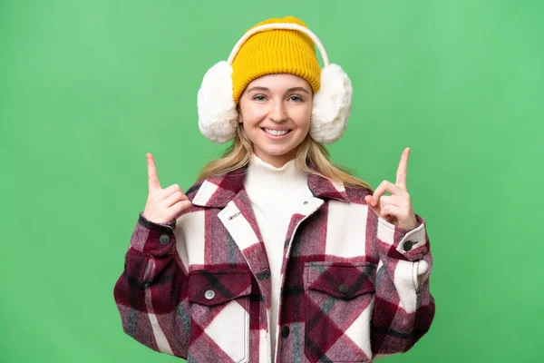Jovem Inglesa Mulher Vestindo Inverno Muffs Sobre Isolado Fundo Apontando — Fotografia de Stock