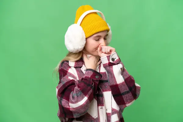 Νεαρή Αγγλίδα Που Φοράει Χειμωνιάτικες Μανσέτες Απομονωμένο Φόντο Υποφέρει Από — Φωτογραφία Αρχείου