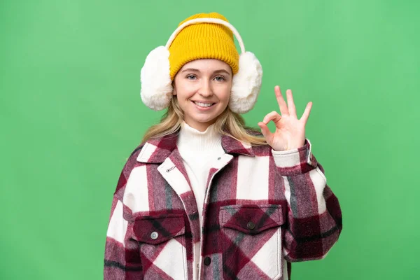 Młoda Angielka Ubrana Zimowe Mufy Odizolowanym Tle Pokazuje Znak Palcami — Zdjęcie stockowe