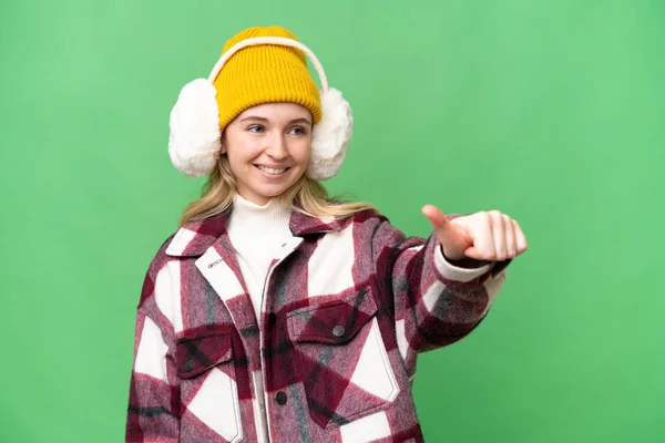 Jovem Inglesa Mulher Vestindo Inverno Muffs Sobre Isolado Fundo Dando — Fotografia de Stock