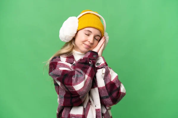 Junge Engländerin Trägt Wintermützen Über Isoliertem Hintergrund Und Macht Schlafende — Stockfoto