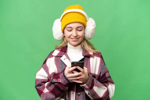 Νεαρή Αγγλίδα Που Φοράει Χειμωνιάτικες Μανσέτες Απομονωμένο Φόντο Στέλνοντας Μήνυμα — Φωτογραφία Αρχείου