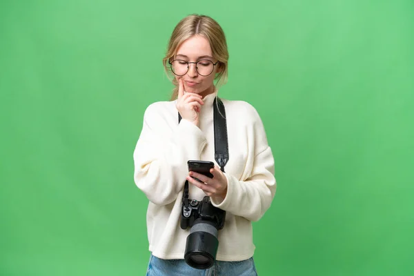 Молодой Фотограф Английская Женщина Над Изолированным Фоновым Мышлением Отправкой Сообщения — стоковое фото