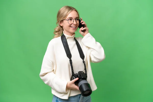 Молодой Фотограф Английская Женщина Изолированном Фоне Ведения Разговора Мобильным Телефоном — стоковое фото