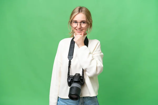 若い写真家英語の女性上の隔離された背景に眼鏡と笑顔 — ストック写真