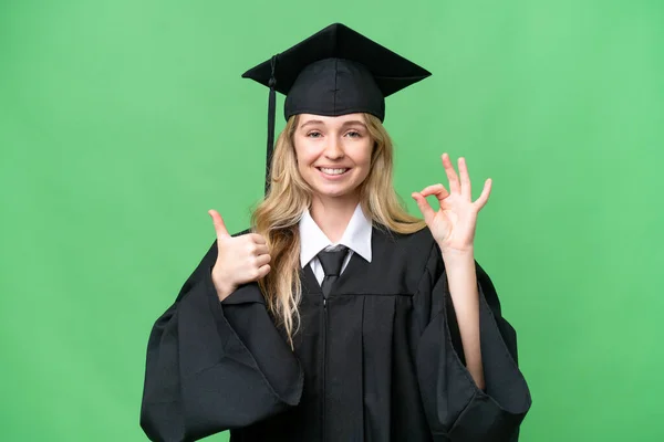 若いです大学英語大学院生女性上の隔離された背景ショーOk Signと親指アップジェスチャー — ストック写真
