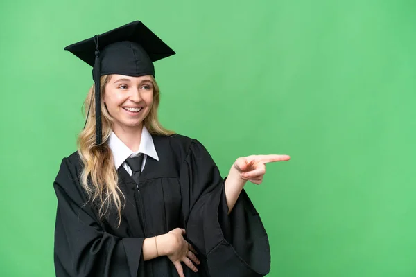 若い大学英語の大学院生の女性は 孤立した背景を指で側面に向け 製品を提示 — ストック写真