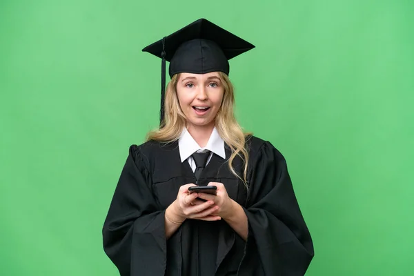 Jovem Universitária Inglesa Graduada Mulher Sobre Fundo Isolado Surpreendido Enviando — Fotografia de Stock
