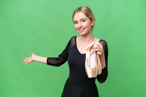 Młoda Angielka Ćwicząca Balet Odosobnionym Tle Wyciągająca Ręce Bok Zaproszenie — Zdjęcie stockowe