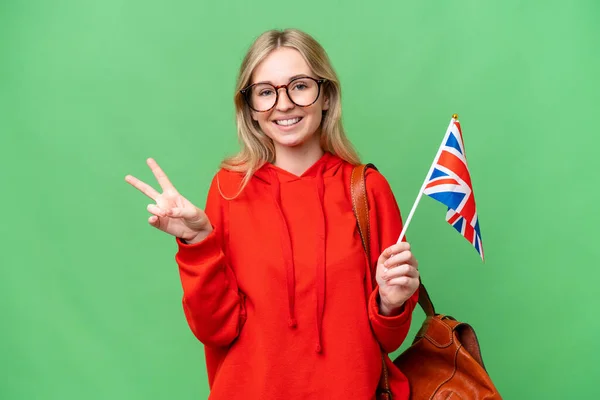 Junge Hispanische Frau Mit Britischer Flagge Vor Isoliertem Hintergrund Lächelt — Stockfoto