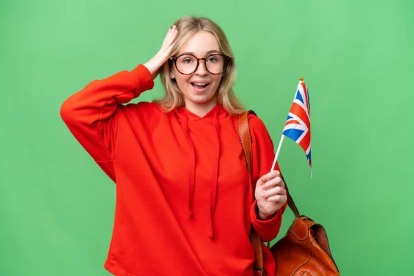 Junge Hispanische Frau Hält Mit Überraschendem Gesichtsausdruck Eine Britische Flagge — Stockfoto