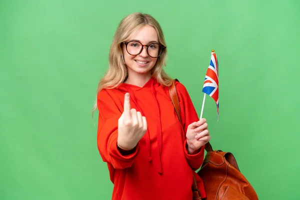 年轻的惊慌失措的女人举着英国国旗 在与世隔绝的背景下做着即将到来的姿势 — 图库照片