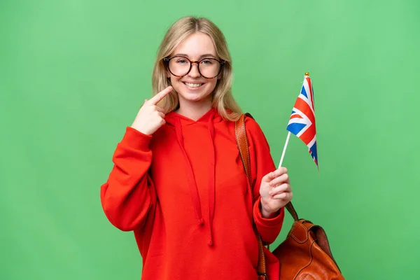 Молодая Латиноамериканка Держащая Флаг Великобритании Изолированном Фоне Подает Большой Палец — стоковое фото