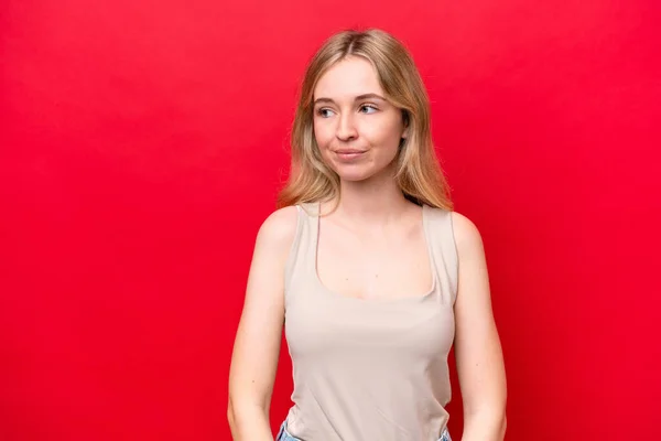 Junge Engländerin Isoliert Auf Rotem Hintergrund Mit Zweifeln Während Sie — Stockfoto