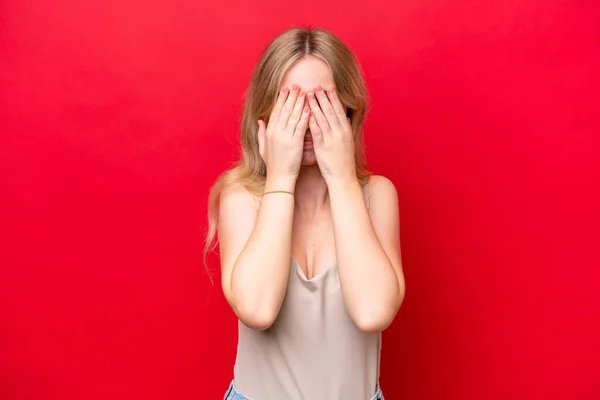 Jong Engels Vrouw Geïsoleerd Rode Achtergrond Bedekking Ogen Door Handen — Stockfoto