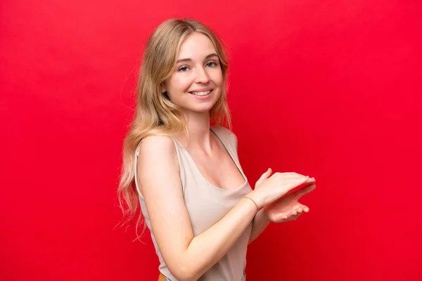 Ung Engelsk Kvinna Isolerad Röd Bakgrund Applåderar — Stockfoto