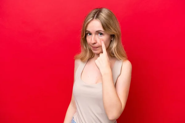 Young English Woman Isolated Red Background Showing Something — Stock Photo, Image