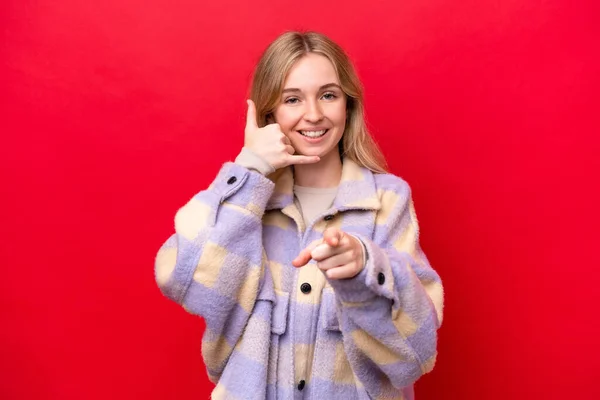 Junge Engländerin Isoliert Auf Rotem Hintergrund Macht Handygeste Und Zeigt — Stockfoto