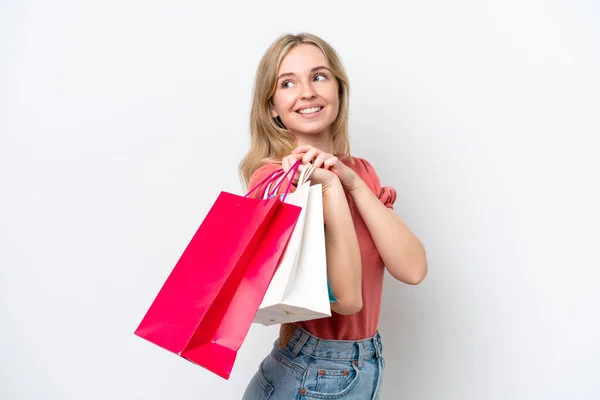 Junge Engländerin Isoliert Auf Weißem Hintergrund Mit Einkaufstaschen Und Lächelnd — Stockfoto
