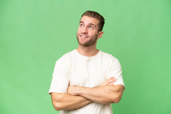 Yeşil Krom Arka Planda Izole Edilmiş Yakışıklı Beyaz Adam Gülümserken — Stok fotoğraf