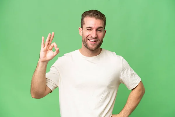 Yeşil Krom Arka Planda Izole Edilmiş Yakışıklı Beyaz Adam Parmaklarıyla — Stok fotoğraf