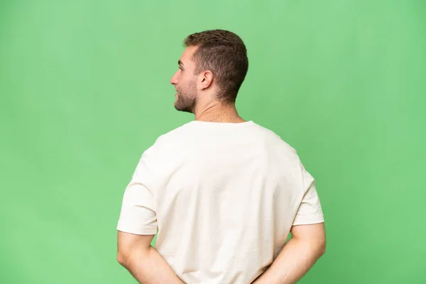 Genç Yakışıklı Beyaz Adam Yeşil Krom Arka Planda Izole Edilmiş — Stok fotoğraf
