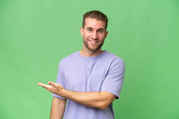 Yeşil Krom Arka Planda Izole Edilmiş Yakışıklı Beyaz Adam Gülümserken — Stok fotoğraf