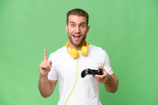 Jovem Homem Bonito Jogando Com Controlador Videogame Isolado Fundo Croma — Fotografia de Stock