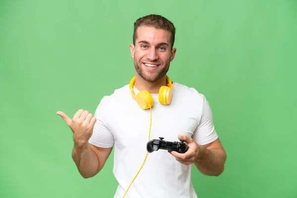 Молодой Красивый Мужчина Играет Контроллером Видеоигры Изолированы Зеленом Фоне Хромы — стоковое фото