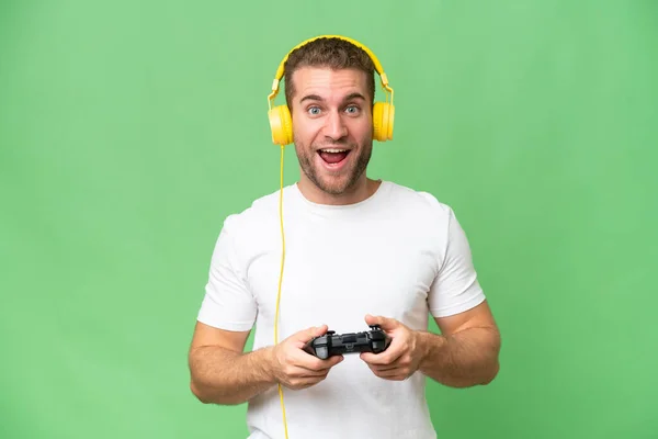 Jovem Homem Bonito Jogando Com Controlador Videogame Isolado Fundo Croma — Fotografia de Stock