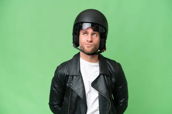 若いですCaucasian男とともにオートバイヘルメット隔離上の緑のクロマ背景と検索アップ — ストック写真