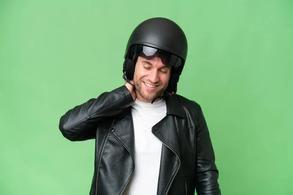 若いですCaucasian男とともにオートバイヘルメット隔離上の緑色の背景笑い — ストック写真