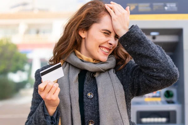 Mujer Morena Sosteniendo Una Tarjeta Crédito Aire Libre Dado Cuenta —  Fotos de Stock