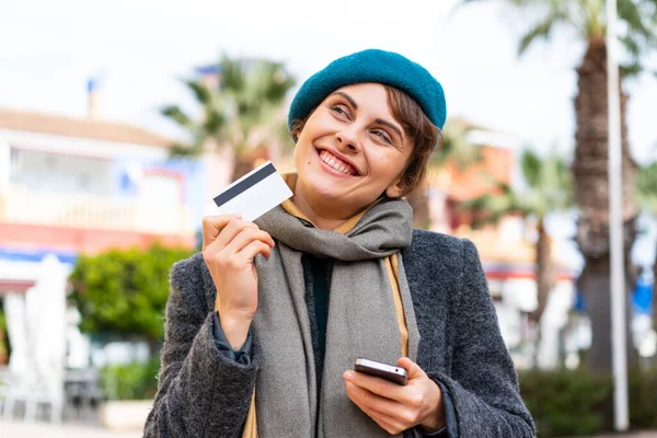 Brunetka Kobieta Świeżym Powietrzu Kupuje Pomocą Telefonu Komórkowego Trzyma Kartę — Zdjęcie stockowe