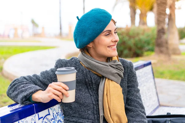 Mujer Morena Sosteniendo Café Para Llevar Aire Libre — Foto de Stock