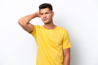 Beyaz arka planda soyutlanmış genç beyaz bir adamın şüpheleri var.