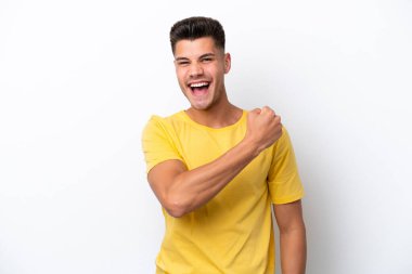 Beyaz arka planda izole edilmiş genç beyaz adam zaferi kutluyor.