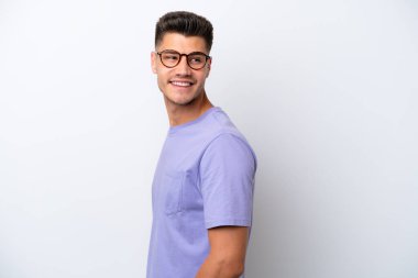 Beyaz arka planda izole edilmiş genç beyaz bir adam. Portre