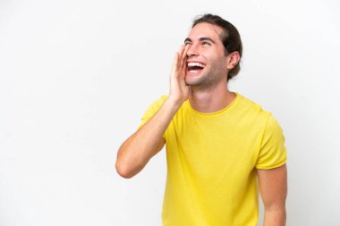 Beyaz arka planda izole edilmiş beyaz yakışıklı bir adam ağzı sonuna kadar açık bağırıyor.