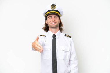 Yakışıklı uçak pilotu beyaz arka planda izole edilmiş ve iyi bir anlaşma için el sıkışıyor.