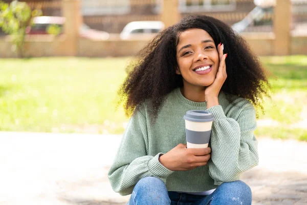 Mladá Afroameričanka Venku Drží Odnést Kávu — Stock fotografie
