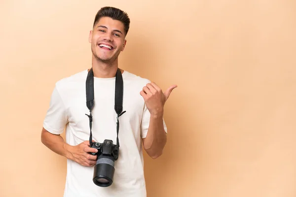 Genç Fotoğrafçı Bej Arka Planda Izole Edilmiş Beyaz Bir Adam — Stok fotoğraf