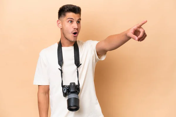 Beyazlı Genç Fotoğrafçı Bej Arka Planda Izole Edilmiş — Stok fotoğraf