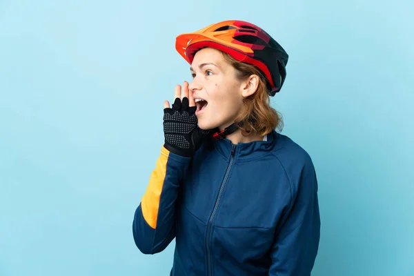 Mavi Arka Planda Izole Edilmiş Genç Bisikletçi Kadın Ağzı Sonuna — Stok fotoğraf