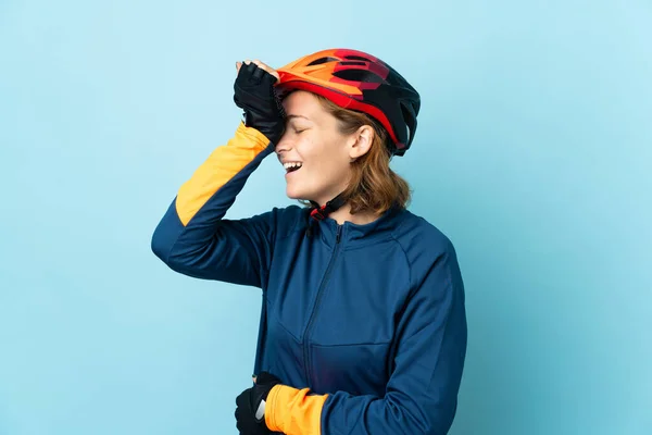 Young Cyclist Woman Isolated Blue Background Has Realized Something Intending — Stok fotoğraf