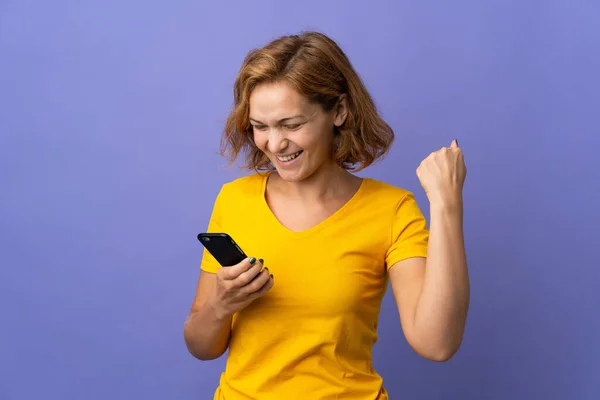 Mujer Georgiana Joven Aislada Sobre Fondo Púrpura Usando Teléfono Móvil —  Fotos de Stock
